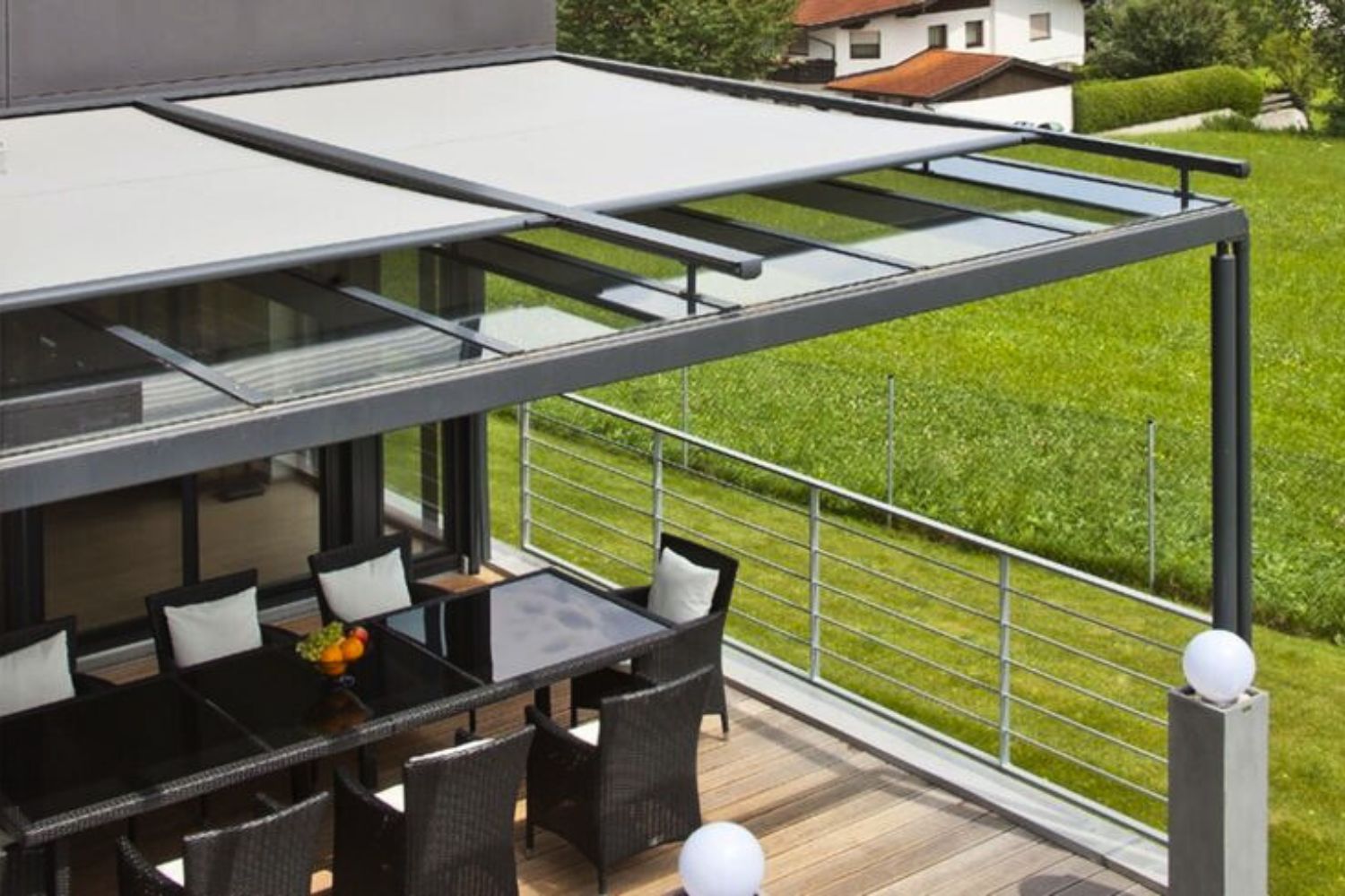 Toldo riel sobre una terraza con comedor exterior