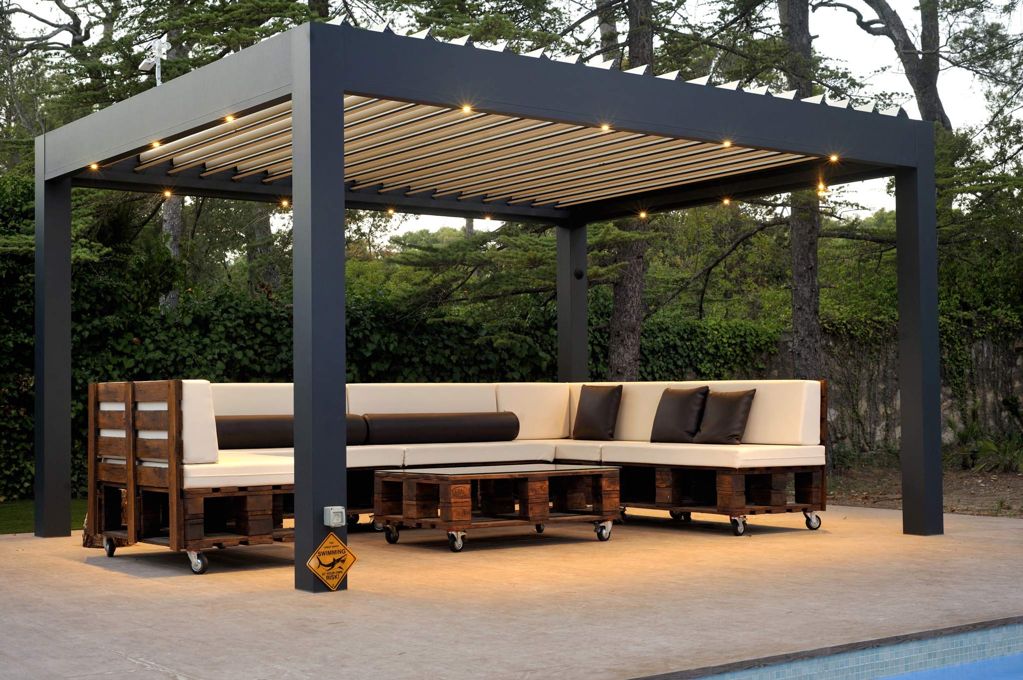 Pérgola bioclimática en un jardín