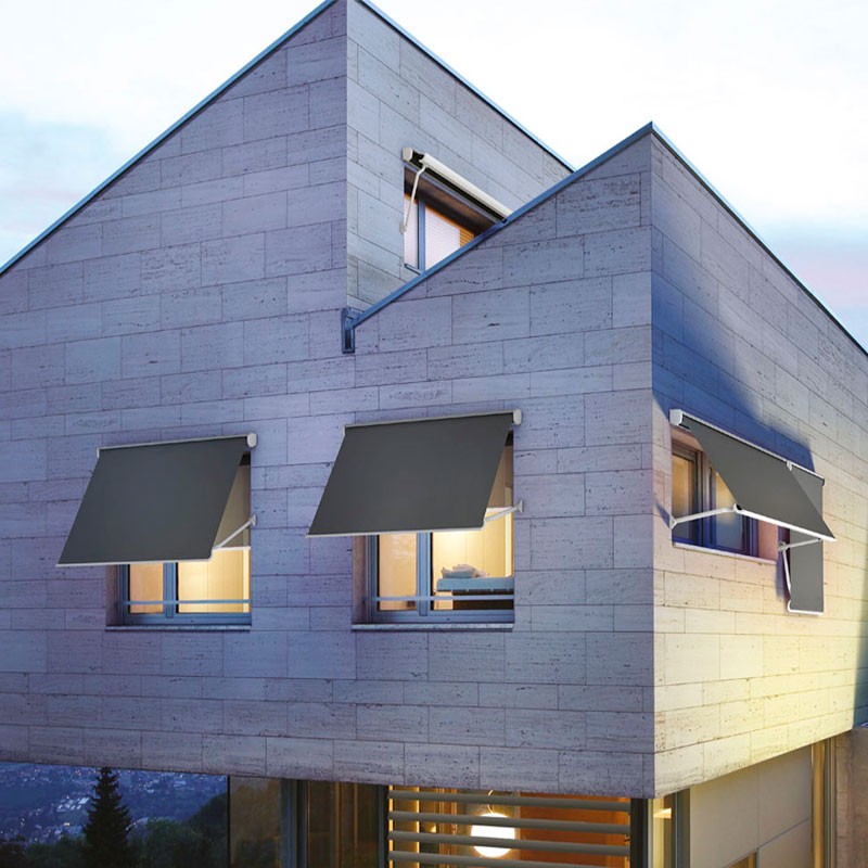 Toldos pivotantes sobre las ventanas de una casa de arquitectura moderna