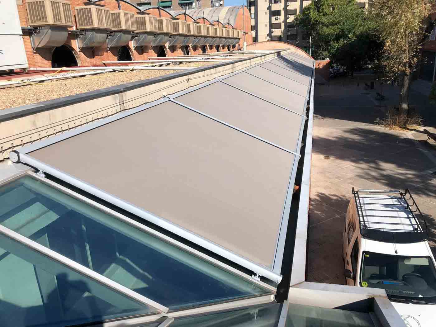 Toldo riel visto desde arriba en una terraza