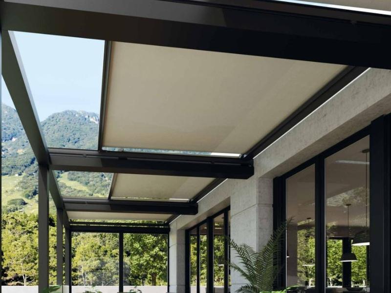 Toldo riel en una galería con vista a los cerros