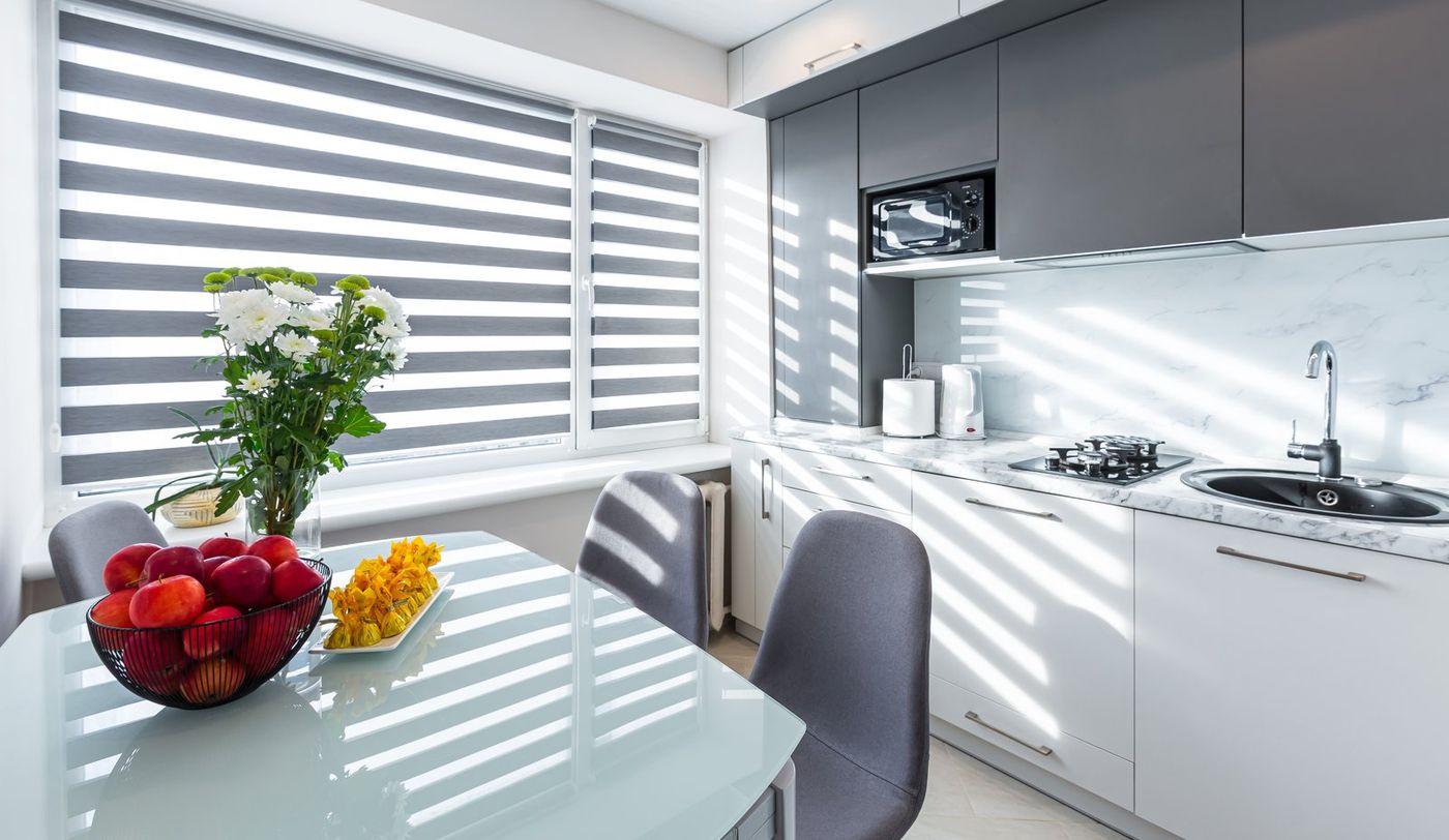 Cortinas roller duo grises en cocina