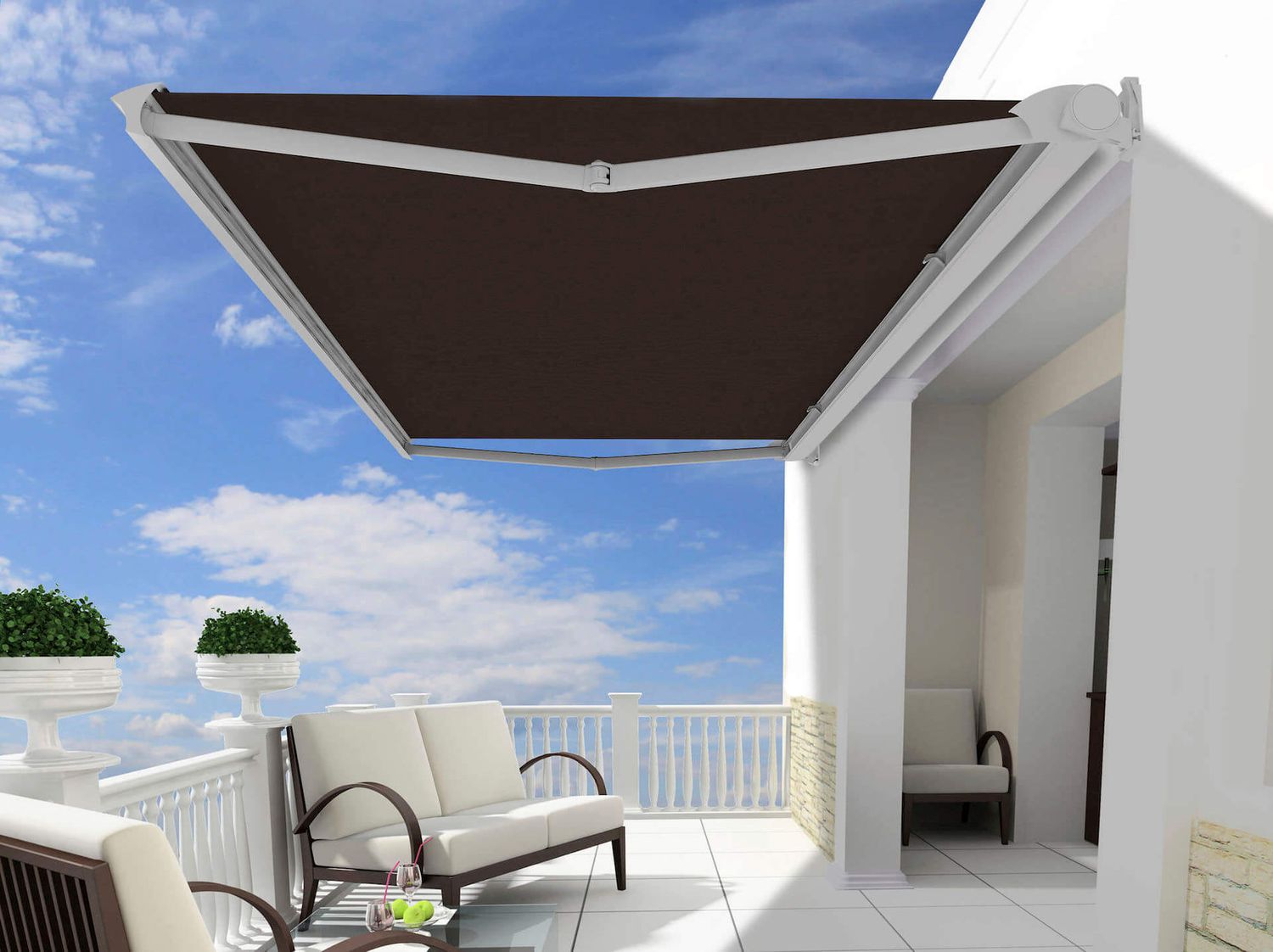 Toldo retráctil café con brazos a la vista
